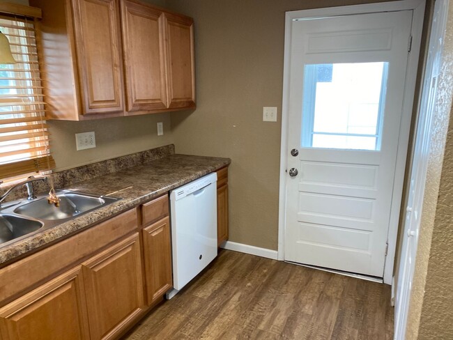 Building Photo - 2 Bed, 1 Bath House, 2 Car Garage For Rent...