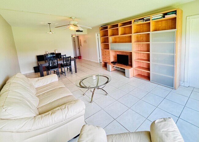 Building Photo - 2900 N Palm Aire Dr
