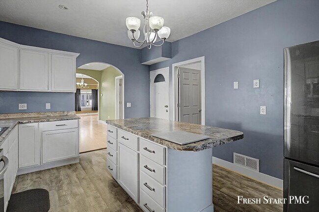 Building Photo - Spacious 5-Bed Home with 2.5 Baths