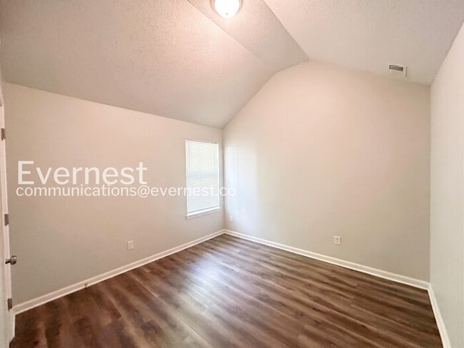 Building Photo - 5544 Bluegrass Dr