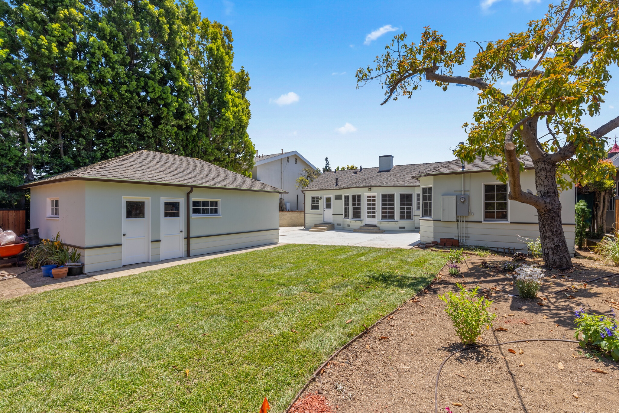 Building Photo - 1032 S Carmelina Ave