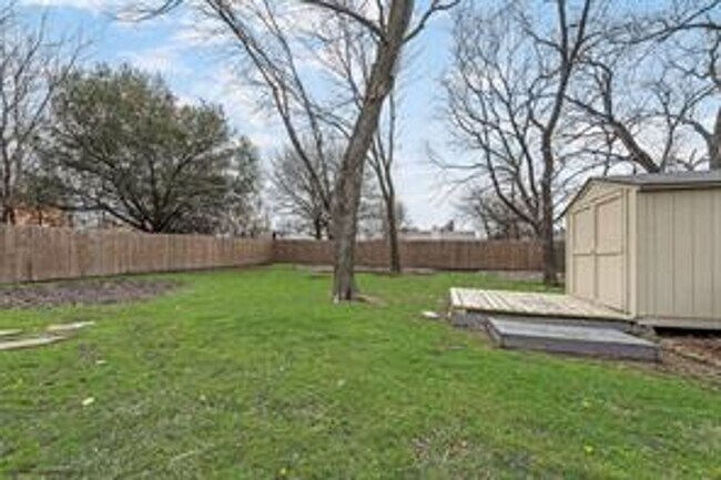 Building Photo - Charming Rowlett Retreat: Updated and Move in Ready