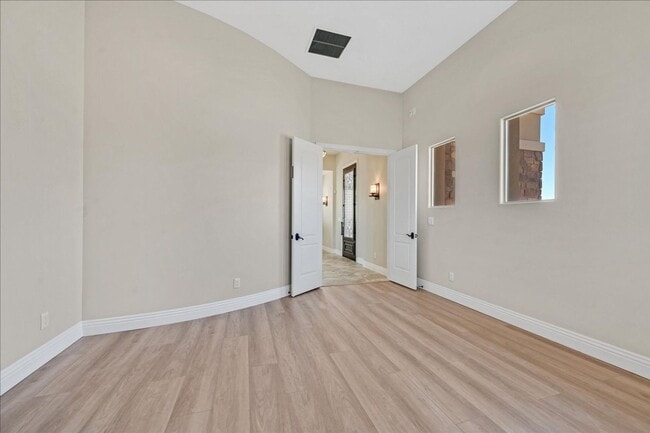 Building Photo - Custom Luxury Home with Strip and Mountain Views!