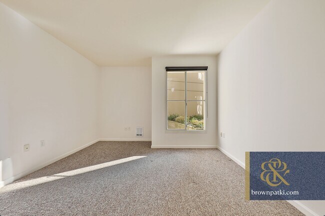 Building Photo - 140 S Van Ness Ave
