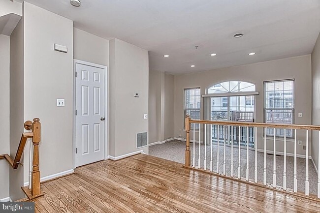 Building Photo - 5832 Cowling Ct