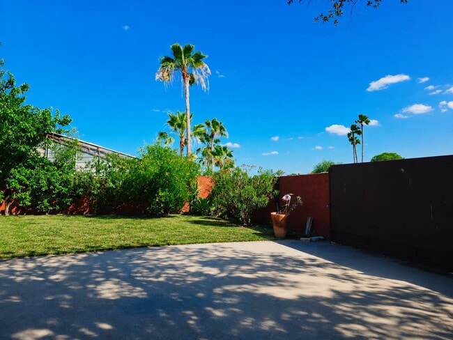 Building Photo - 233 Rancho Viejo Dr