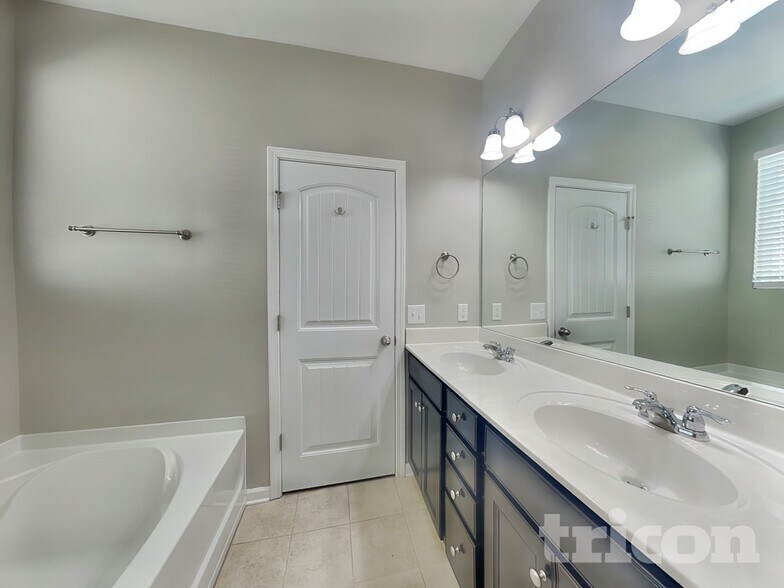 Building Photo - 1808 Stonewater Dr