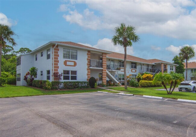 Building Photo - 1217 S Lakes End Dr