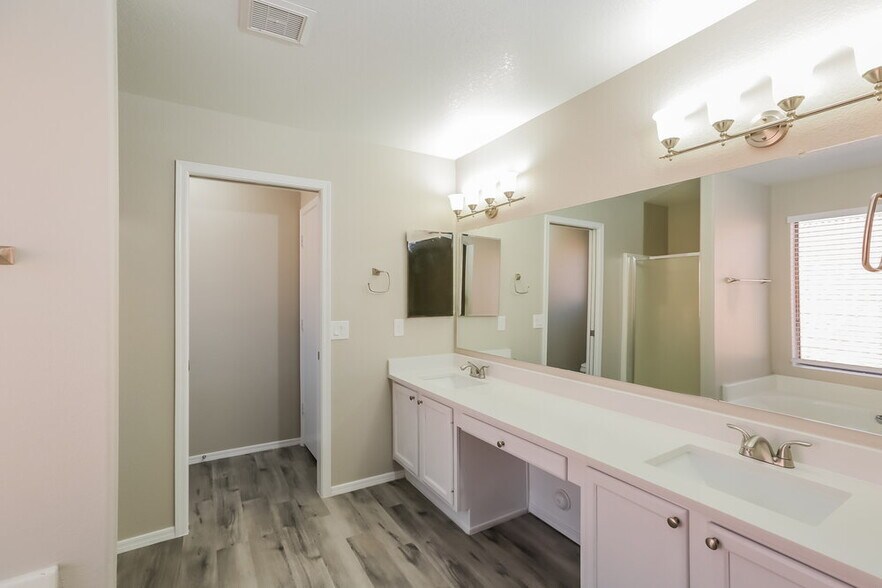 Building Photo - 4537 E Tanglewood Dr