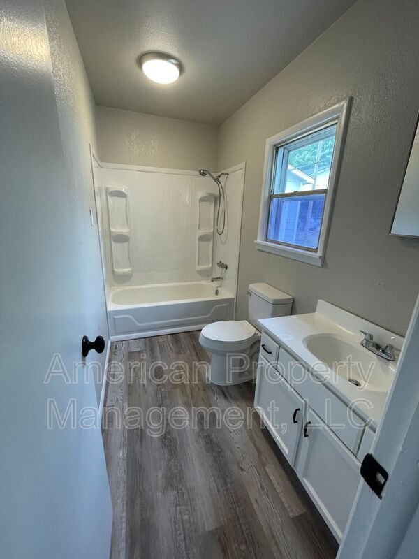 Building Photo - 814 N Hodge St