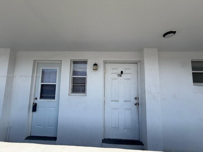 Building Photo - 1333 E Hallandale Beach Blvd