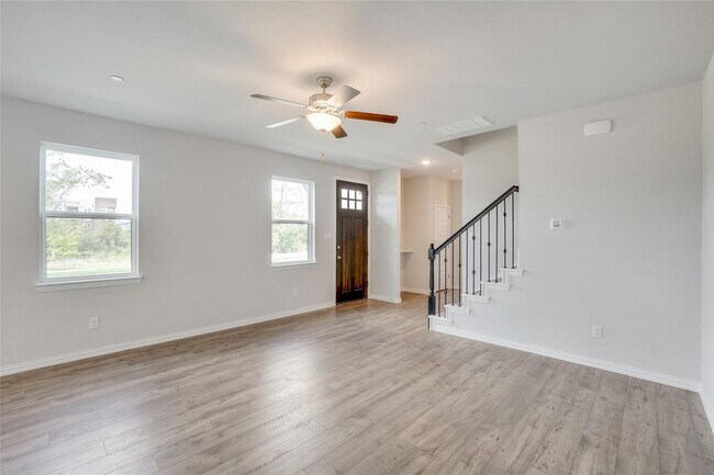 Building Photo - Luxury living in this stunning 4 bedroom, 3 bath home