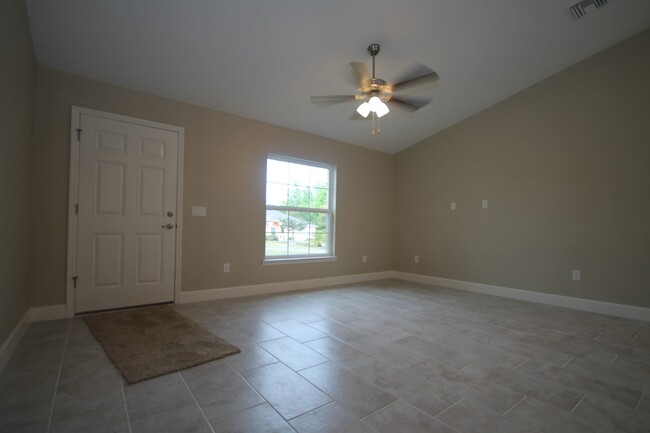 Building Photo - BEAUTIFUL 3 Bedroom, 2 Bathroom Home in Oc...