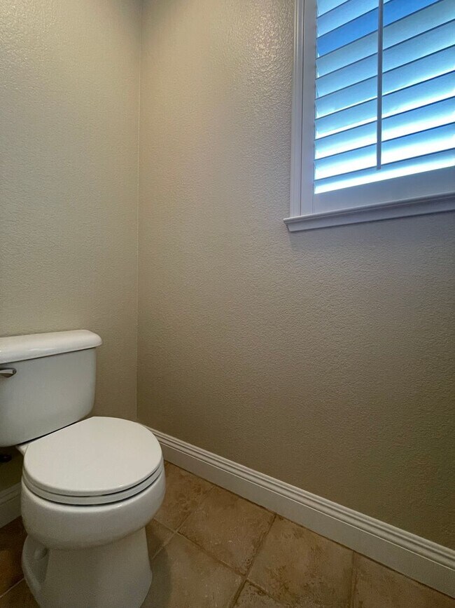 Building Photo - Stunning 4-Bedroom Home in Prime Folsom Location