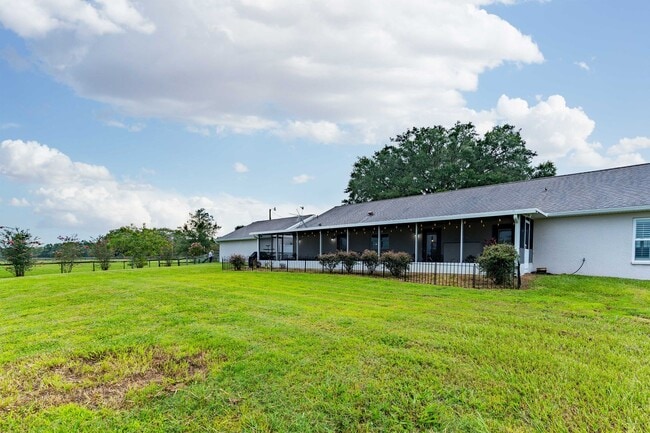 Building Photo - Country living close to everything - 3 bed...