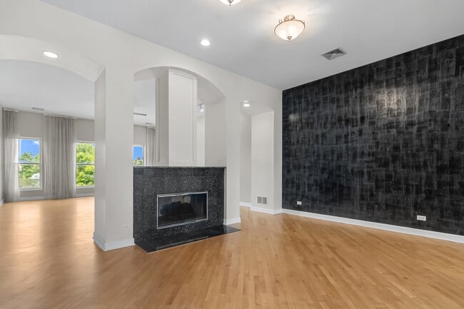 Building Photo - 111 E Van Buren St