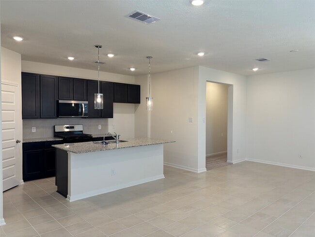 Building Photo - 4872 Sun Fls Dr