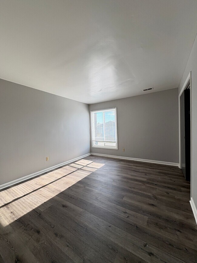 Building Photo - Remington On Rockville Living