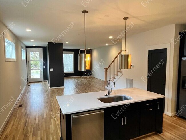 Building Photo - 4-Bedroom Home with Modern Comforts in a P...