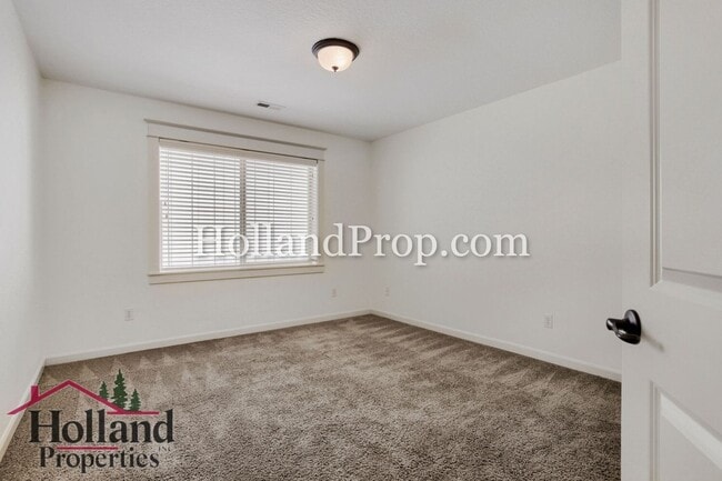 Building Photo - Spacious 4-Bedroom Portland Home with Fenced Yard, Fireplace & Modern Finishes!