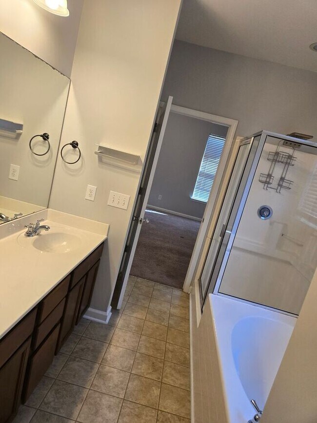 Building Photo - Beautiful 3 bedroom available
