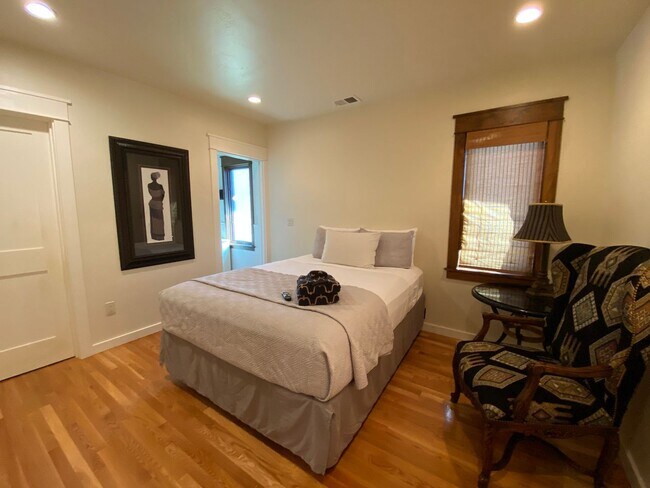 Building Photo - FLEXIBLE FULLY FURNISHED Point Loma Home! AC! All Utilities Included!