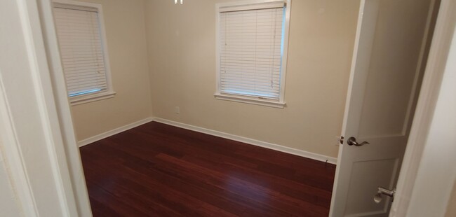 Building Photo - Cute 2 bedroom 1 bath single home