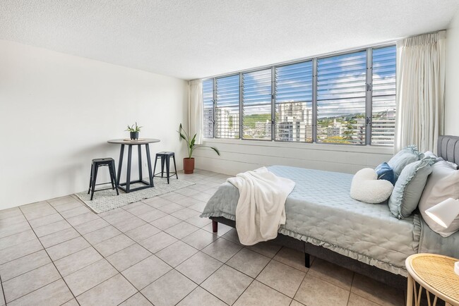 Building Photo - Conveniently Located Studio - Available April 1st