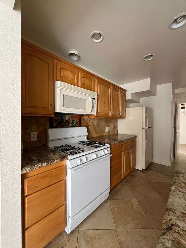 Building Photo - 4BR/2.5BA Two Story Condo Available
