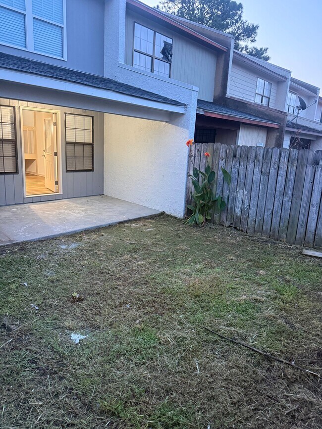 Building Photo - 5769 Dewsbury Ln