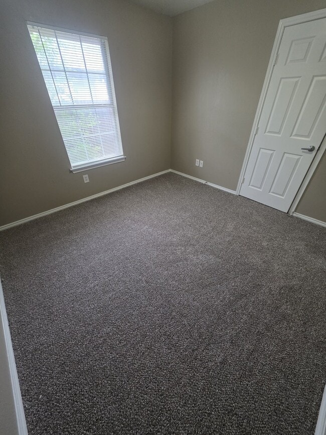 Building Photo - 3 bed 2 bath home