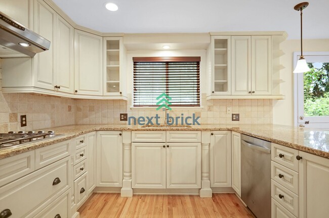 Building Photo - Spacious 5 Bed 2.5 Bath for Rent in Bellevue!