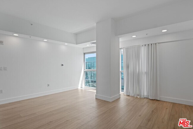 Building Photo - 13700 Marina Pointe Dr