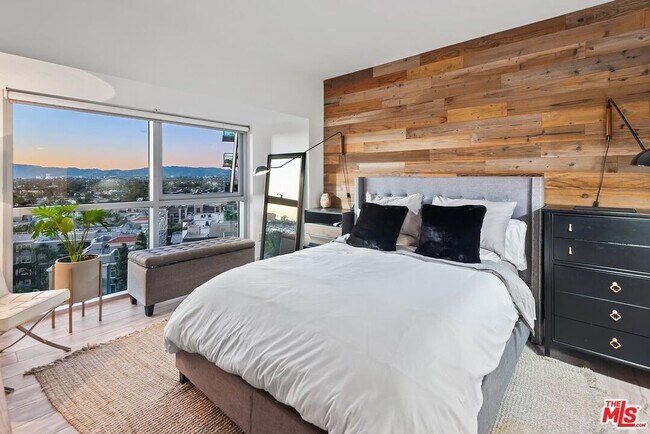 Building Photo - 13700 Marina Pointe Dr