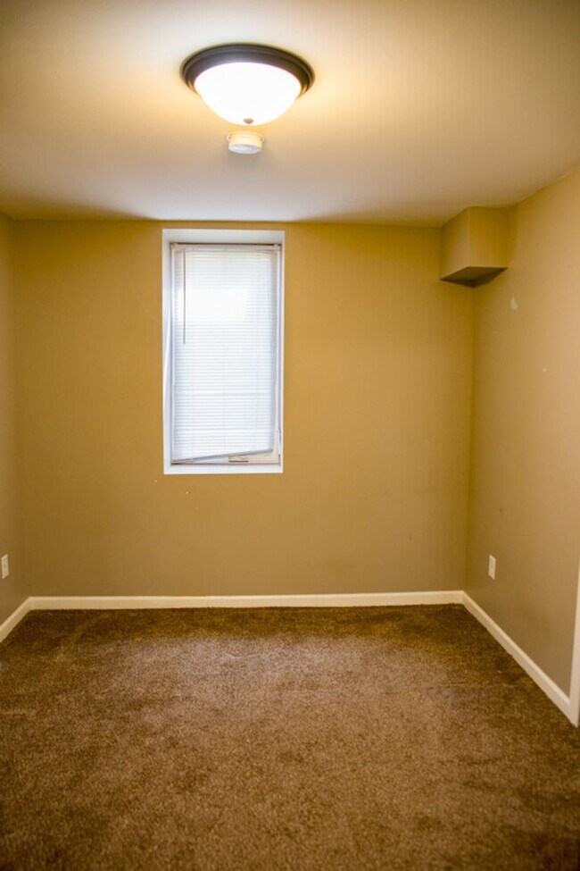 Building Photo - Beautiful 5 Bedroom Close by The U of M fo...