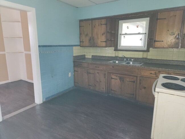 Building Photo - 227 Dewey Ave