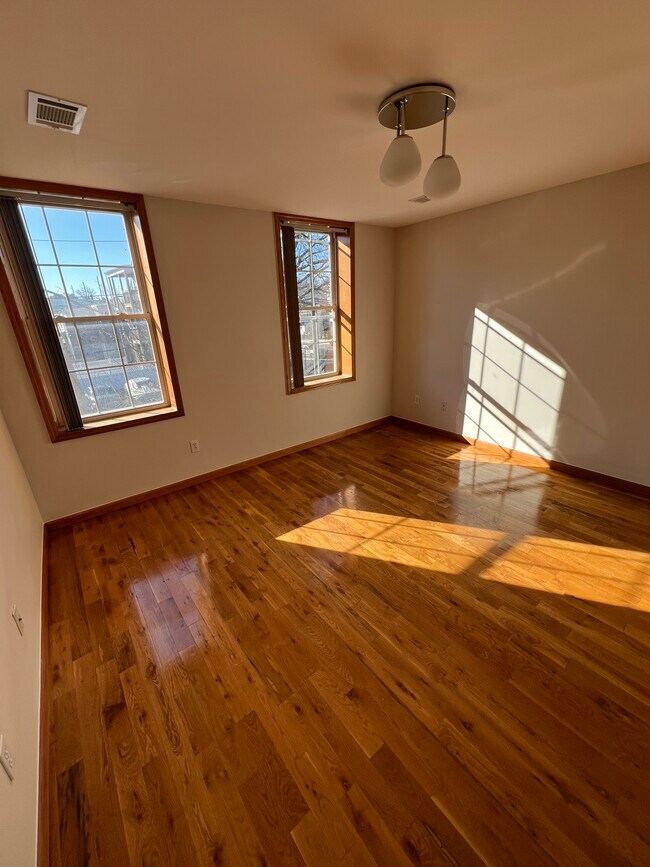 Building Photo - 35-37 Halleck St