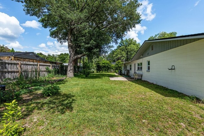 Building Photo - Beautiful 4/3 home With Attached Mother In...