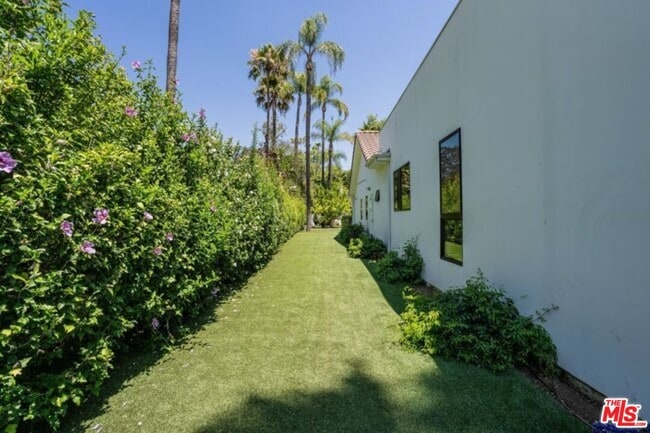 Building Photo - 17520 Embassy Dr