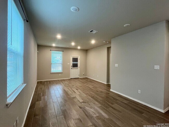 Building Photo - 3/2 Single Story Conveniently Located to B...