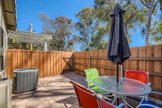 Building Photo - 2 Bedroom 1 Bath - Single Level Townhome Available mid June