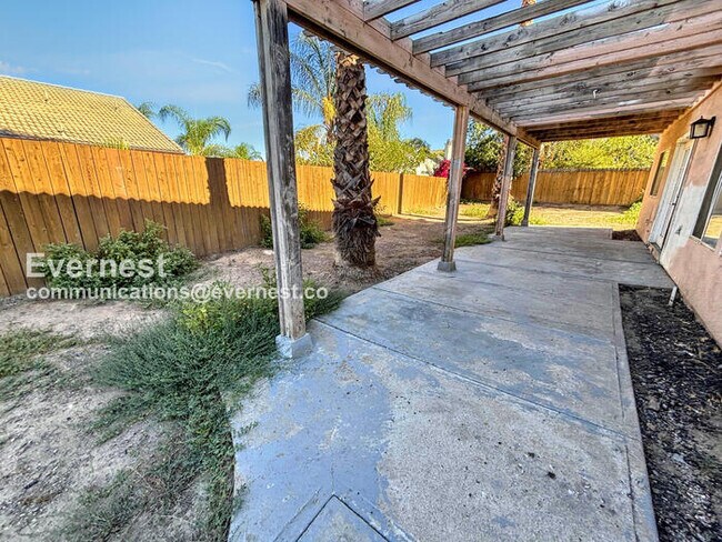 Building Photo - 4-Bedroom Home with Garage / Vouchers Acce...