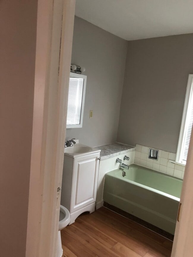 Building Photo - Cozy 3 bedroom house available