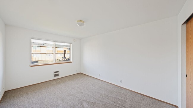 Building Photo - 2 Bed 1 Bath - Pet per Approval - Downtown Location - NAS Whidbey