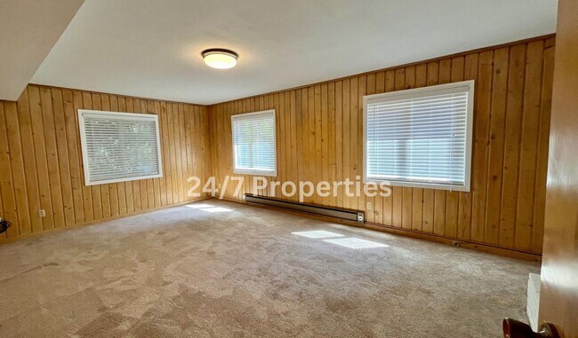 Building Photo - Spacious 4BD I 2BA Home w/ Separate Living...