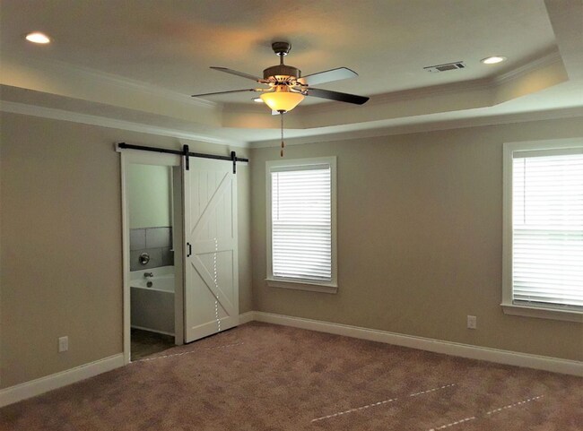 Building Photo - Beautiful Home 4 bedroom 3 bath