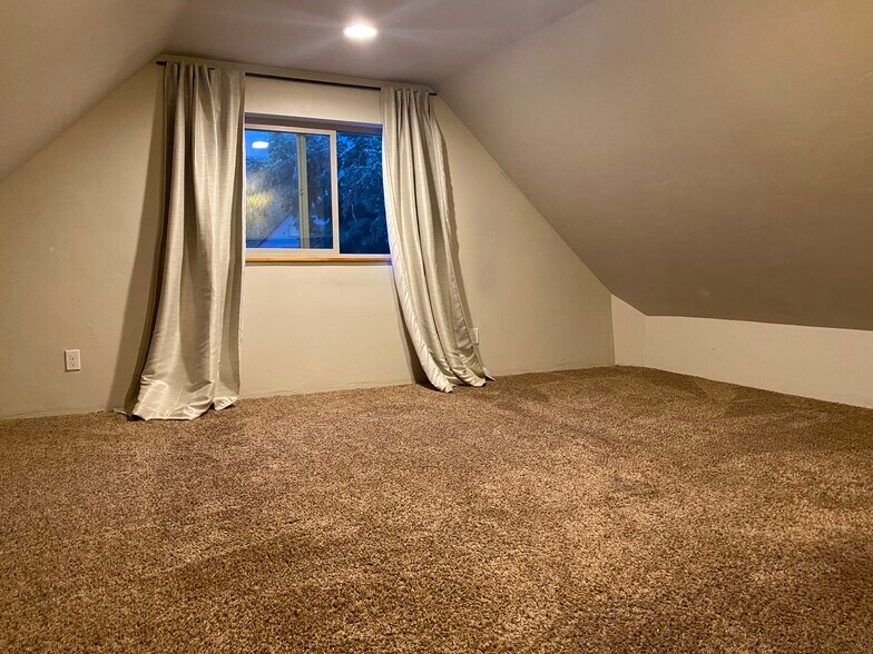 LOFT BEDROOM - 125 Parkview Ter