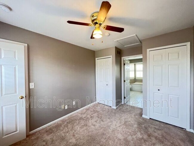 Building Photo - 4174 Hunters Cir E