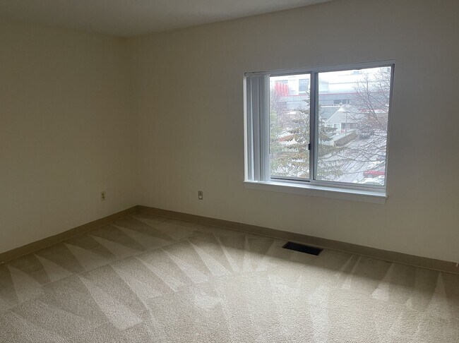 Building Photo - 3-Bed with AC & 1.5 Bath *Boston Landing * Top Floor * SEPT