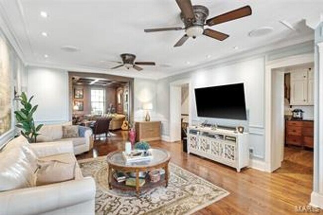 Building Photo - Beautiful 2 bedroom/ 2 bathroom apartment located right on Historic Main Street in St. Charles.